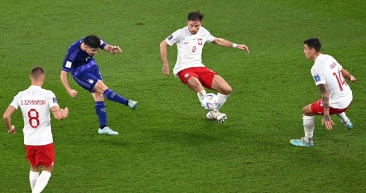 Argentina e Polónia carimbam 'oitavos'