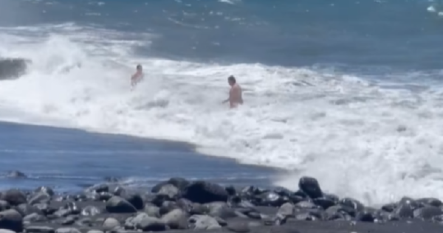 Turistas estrangeiros desafiam ondas na praia Formosa e são arrastados repetidamente (com vídeo)