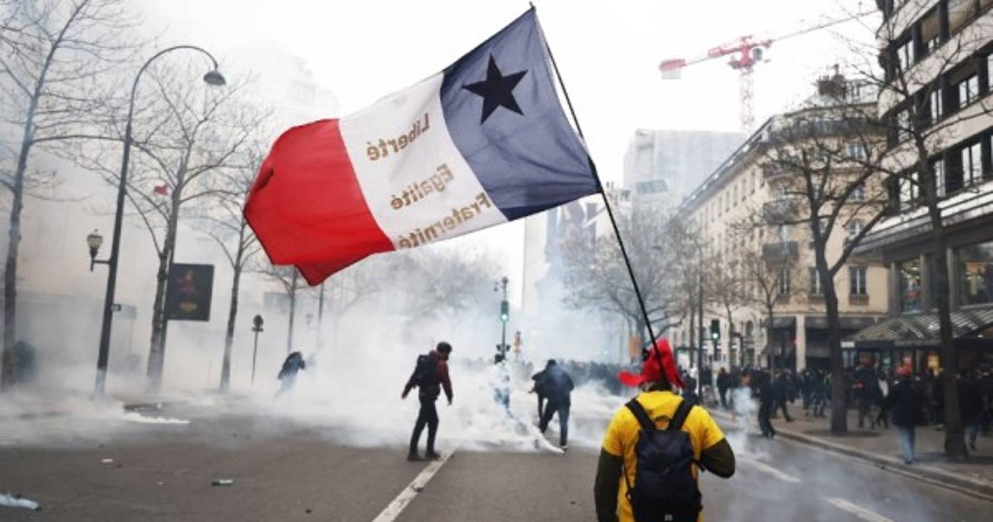 Distúrbios em manifestação contra revisão da lei das pensões em Paris