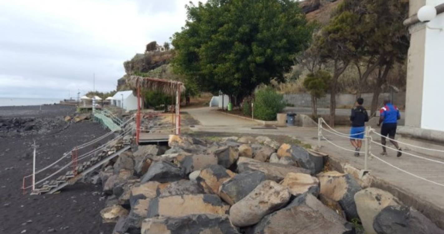 Promenade da Praia Formosa encerrada devido aos estragos causados pela agitação marítima
