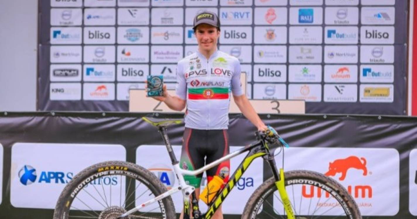 Ciclista abdica de vencer etapa para ajudar adversário e acaba a ganhar a prova