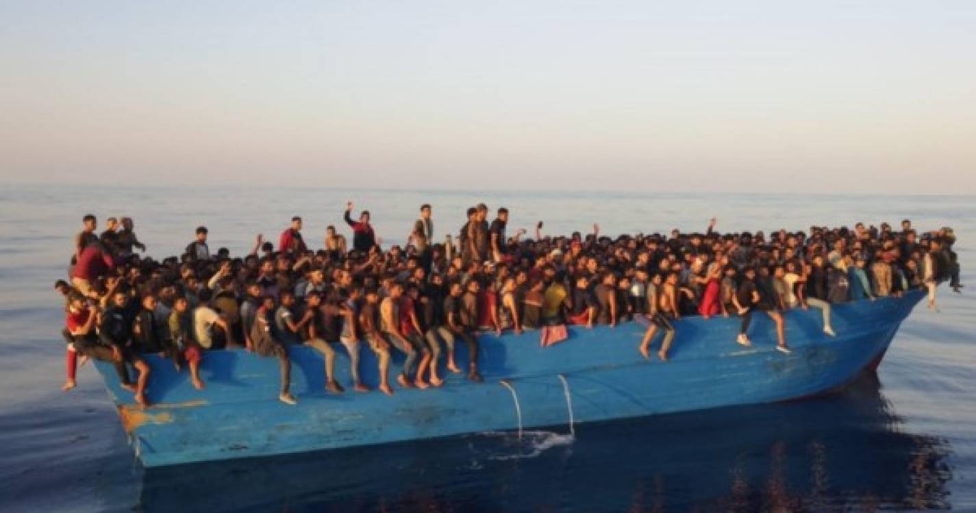 Migrações: Guarda Costeira italiana socorre mais de 700 pessoas no Mediterrâneo