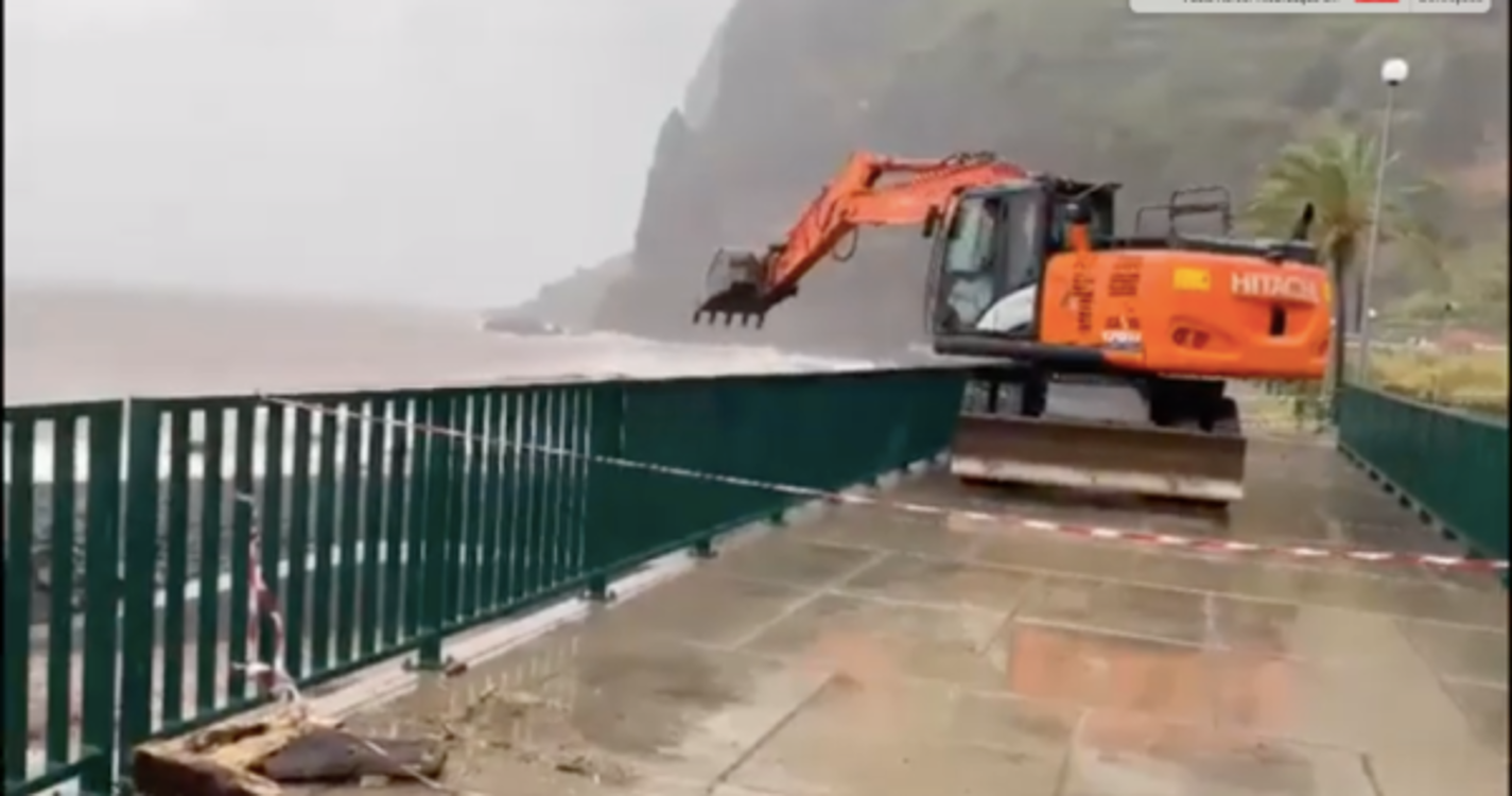 Retro-escavadoras desentopem foz de ribeira na Madalena do Mar