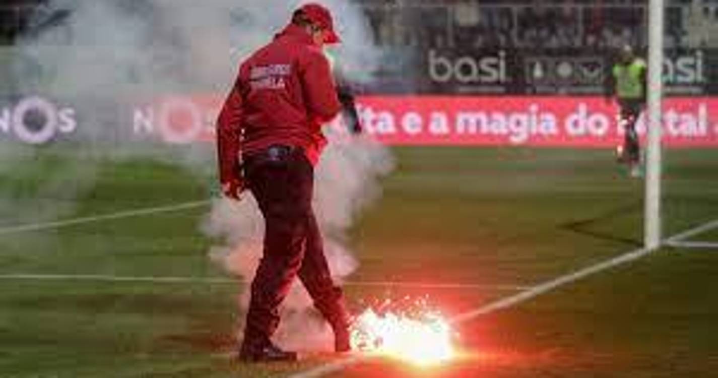 Pirotecnia causou quase metade dos 6.099 incidentes na época desportiva 2022/23