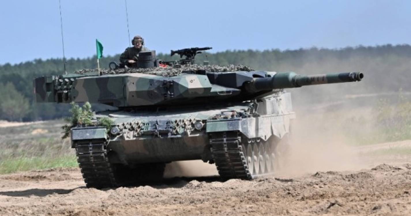 Ucrânia: Finlândia oferece-se para treinar ucranianos a usarem tanques Leopard