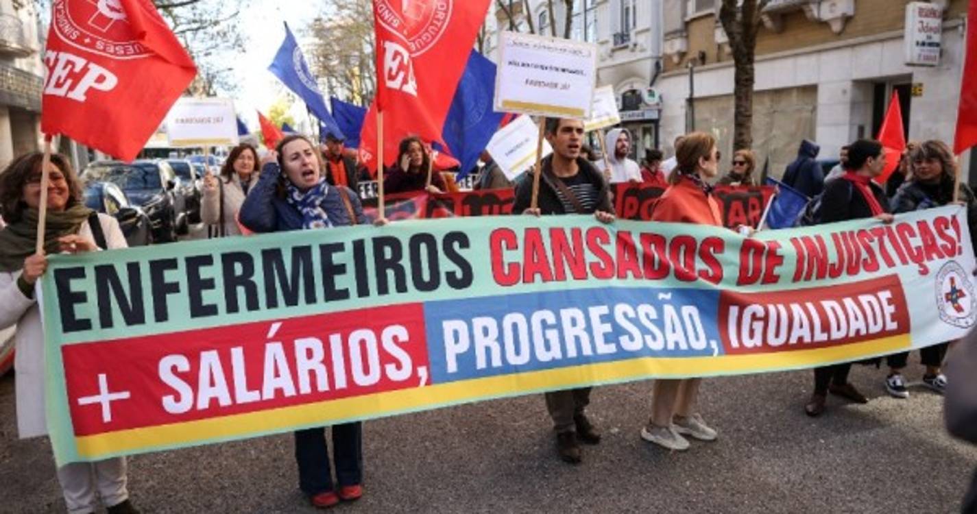 Meia centena de enfermeiros concentrados frente ao Ministério da Saúde