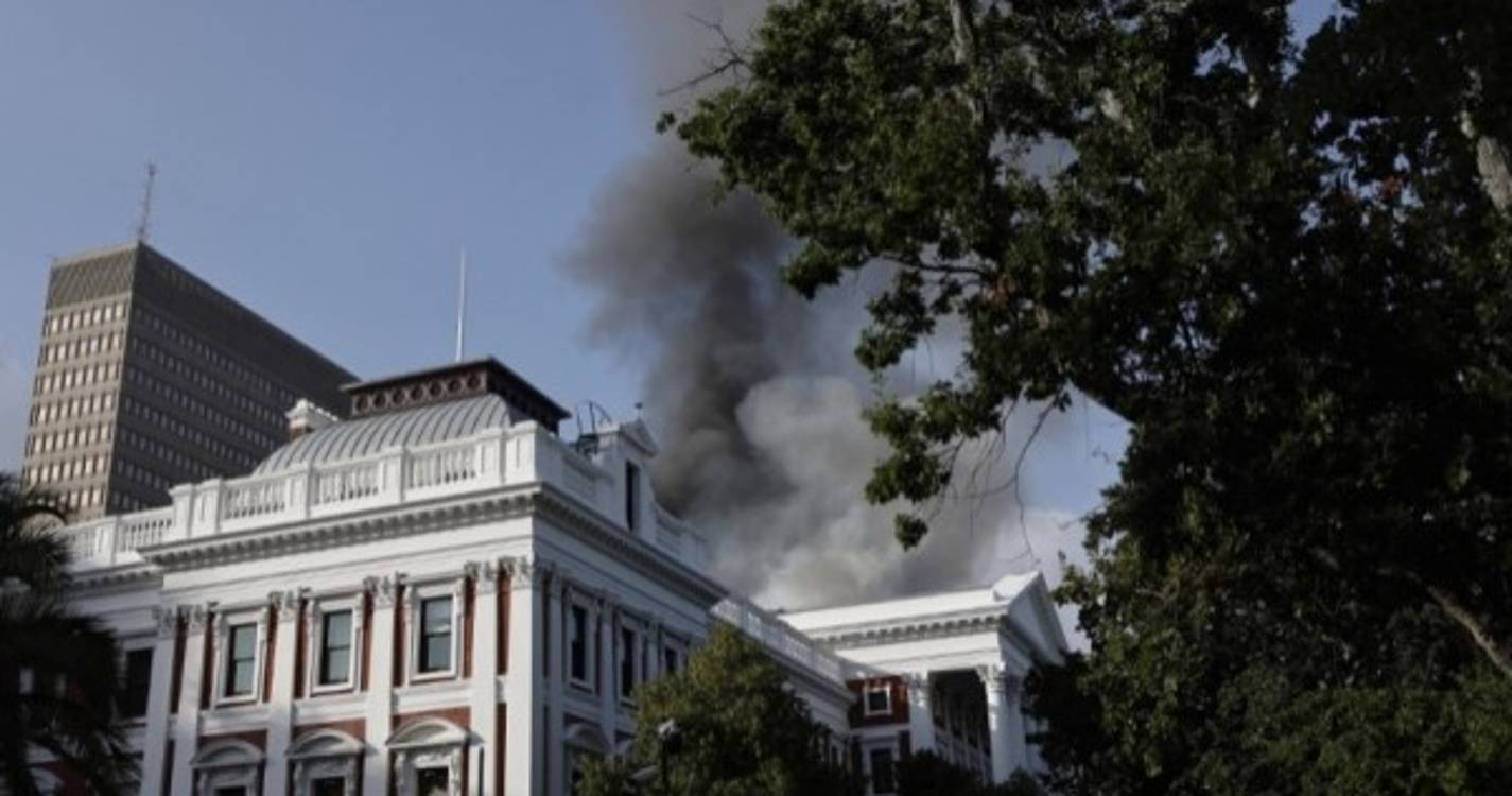 Bombeiros combatem incêndio no parlamento sul-africano na Cidade do Cabo