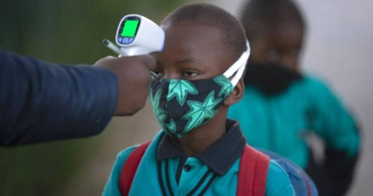 Covid-19: África do Sul levanta exigência de máscaras para crianças