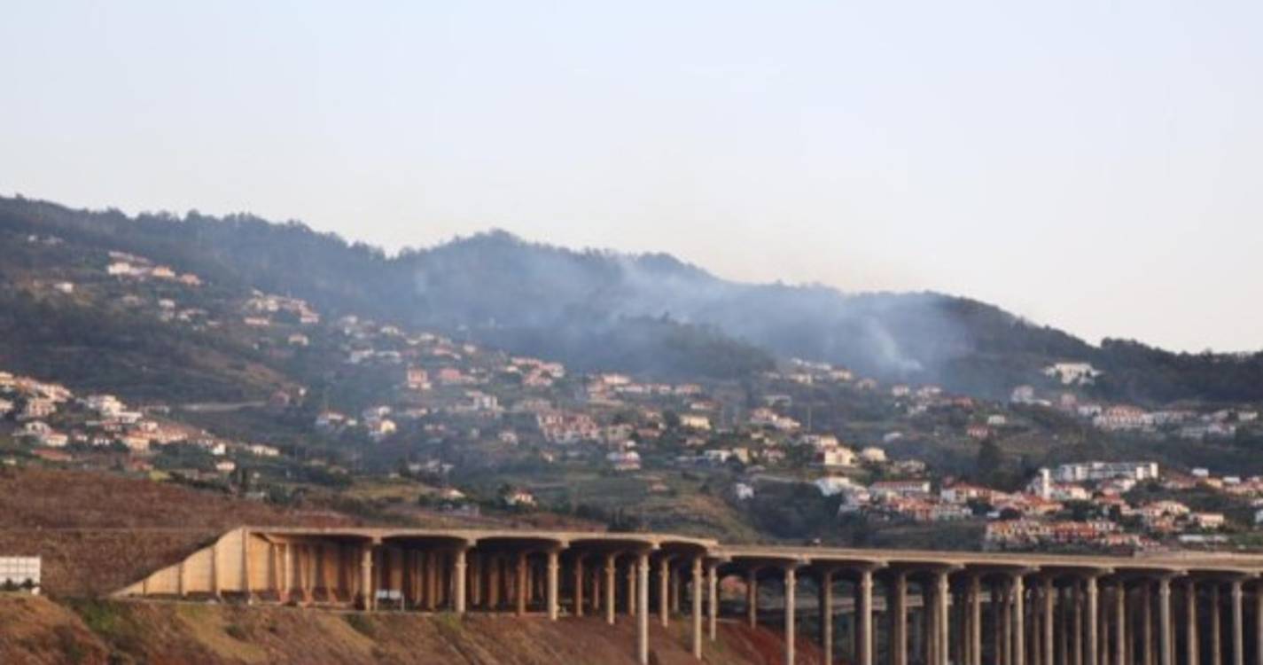 Incêndio que deflagrou em Machico já está controlado. Bombeiros no terreno em vigilância ativa