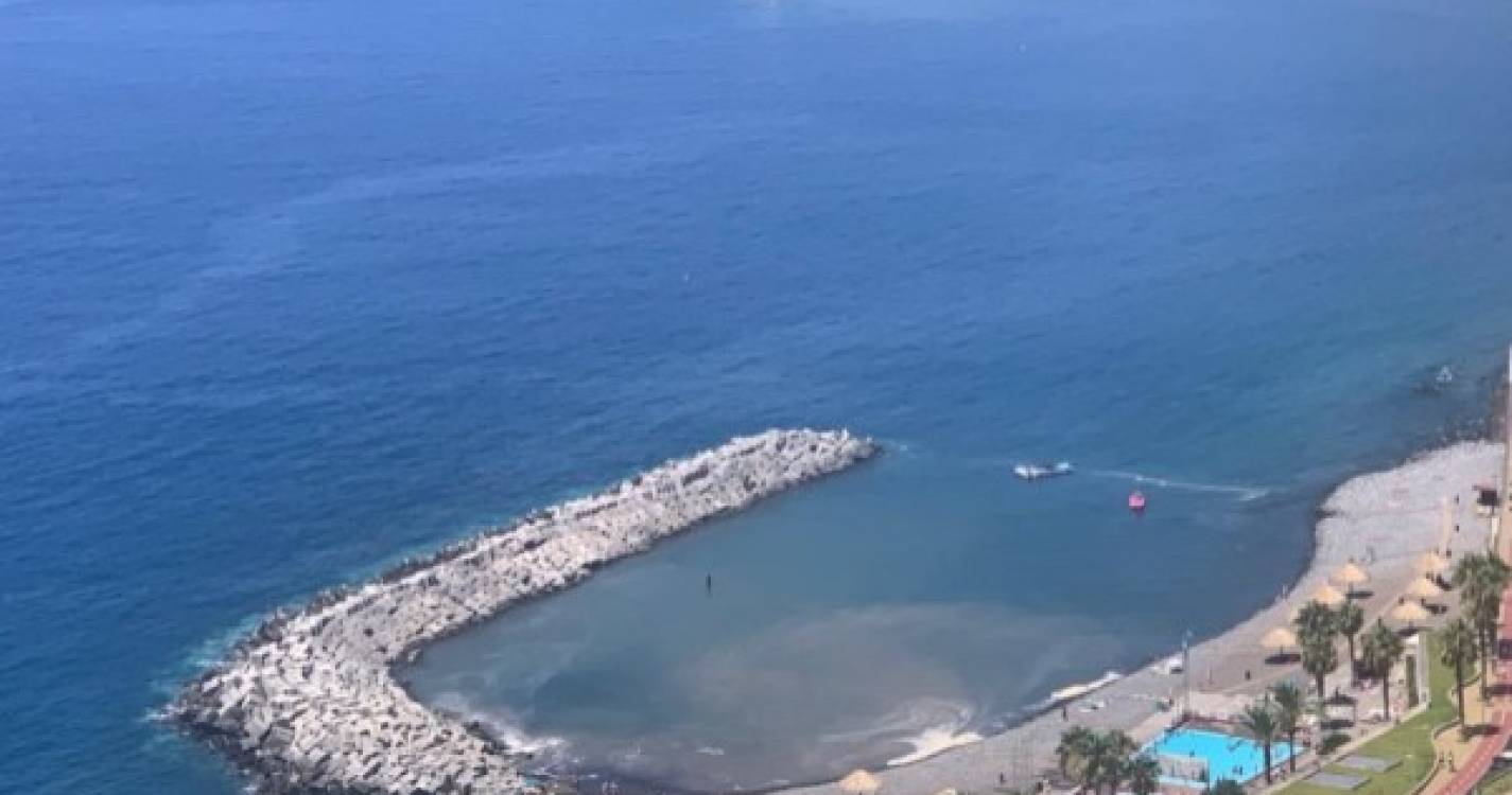 Câmara Municipal interdita parte da praia da Ribeira Brava
