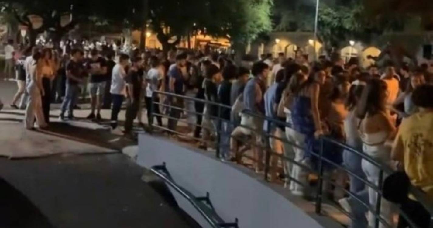 Centenas voltaram a improvisar arraial sem regras na Zona Velha