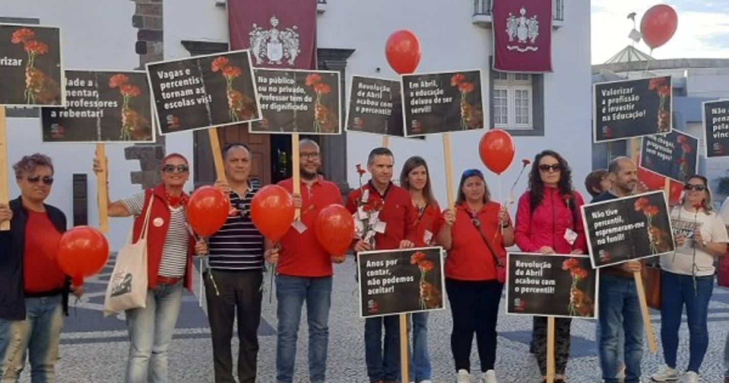 Professores em concentração em frente ao parlamento regional