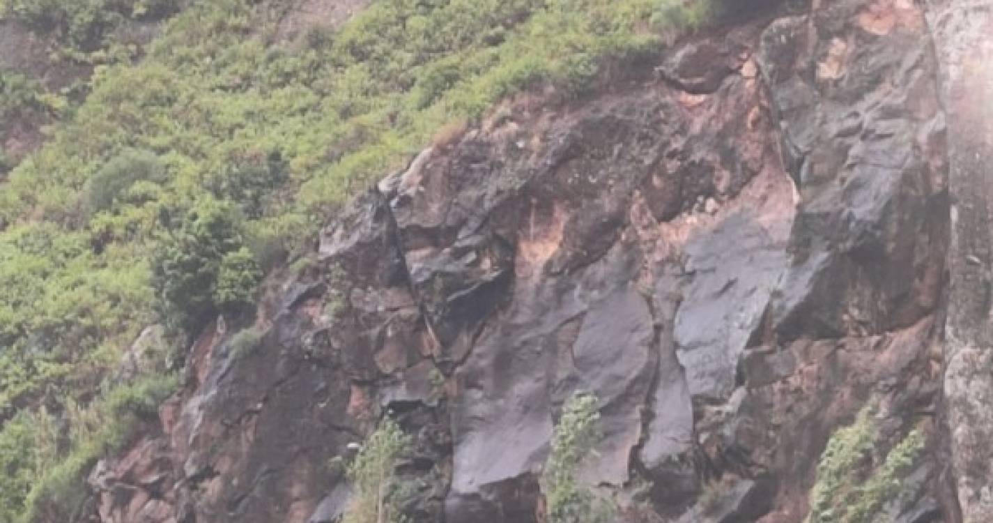 Populares alertam para potencial risco de queda de pedra na Ribeira Brava (com fotos)