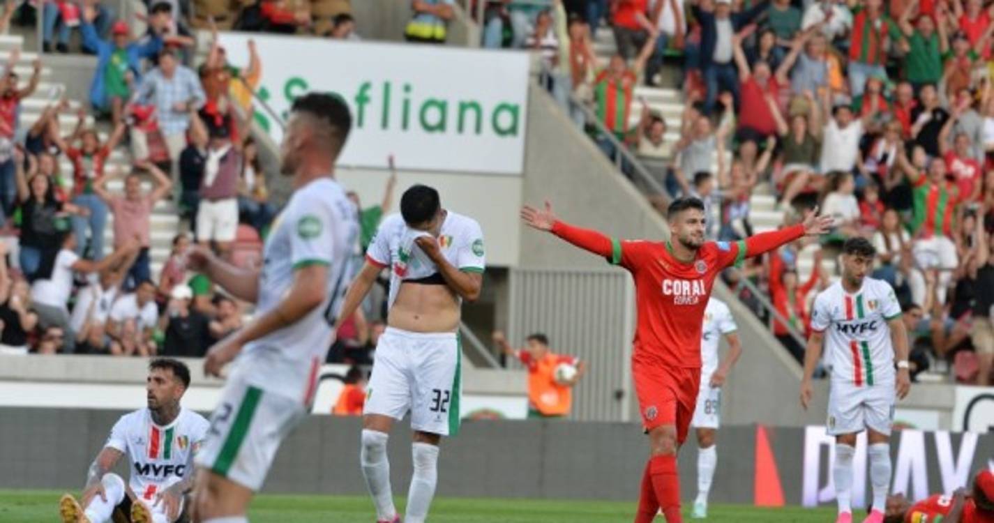 Marítimo na frente do marcador