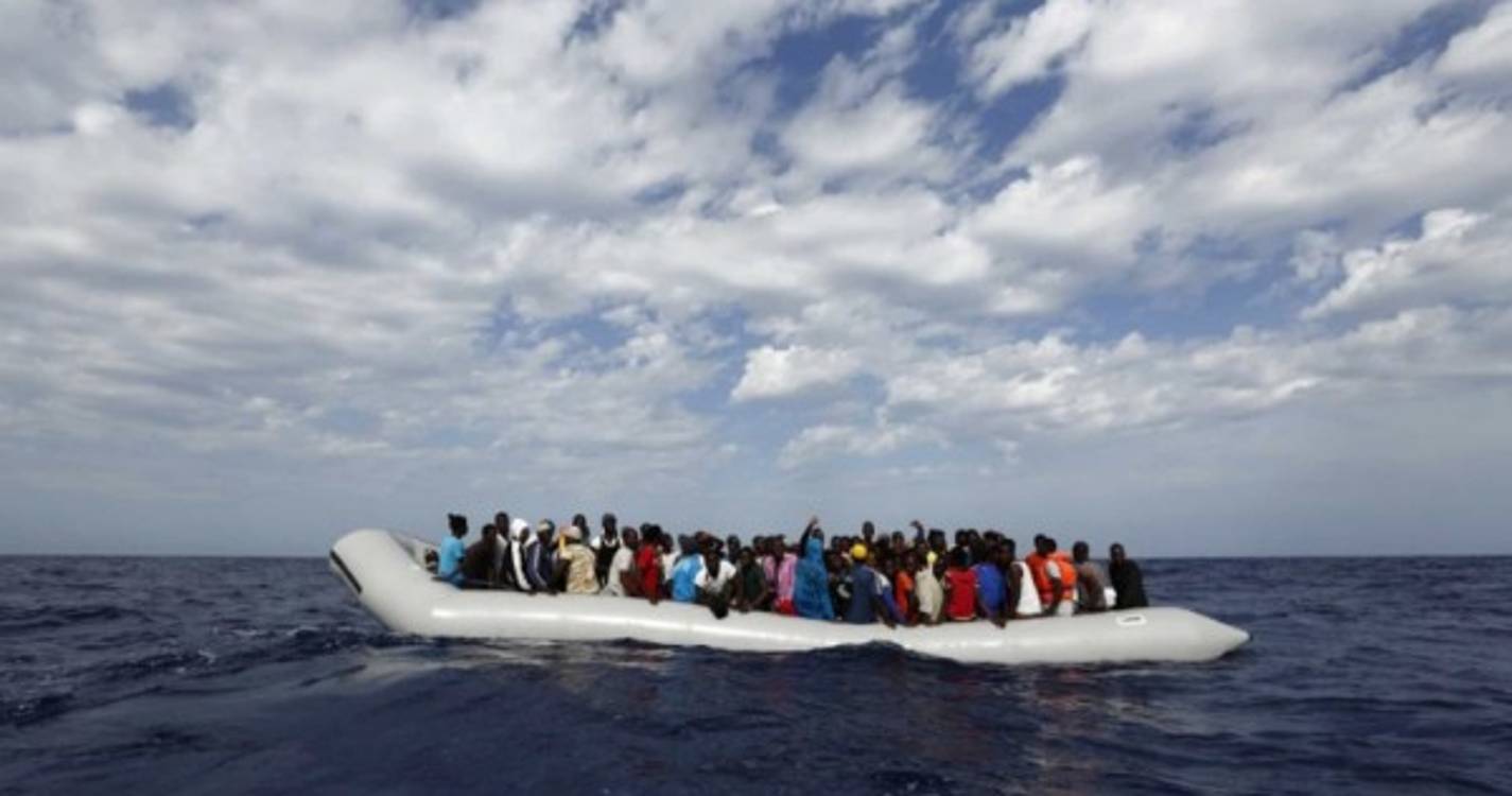 Marinha senegalesa interceta três embarcações com mais de 400 migrantes