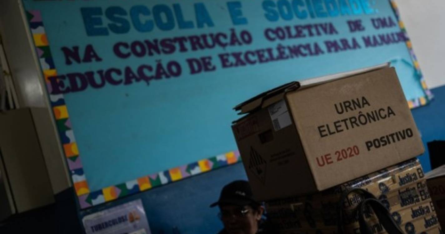 Abertas mesas de voto para decidir o futuro do Brasil