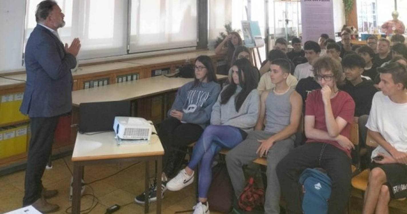 Vida e obra de John dos Passos partilhada com alunos da 'Gonçalves Zarco'