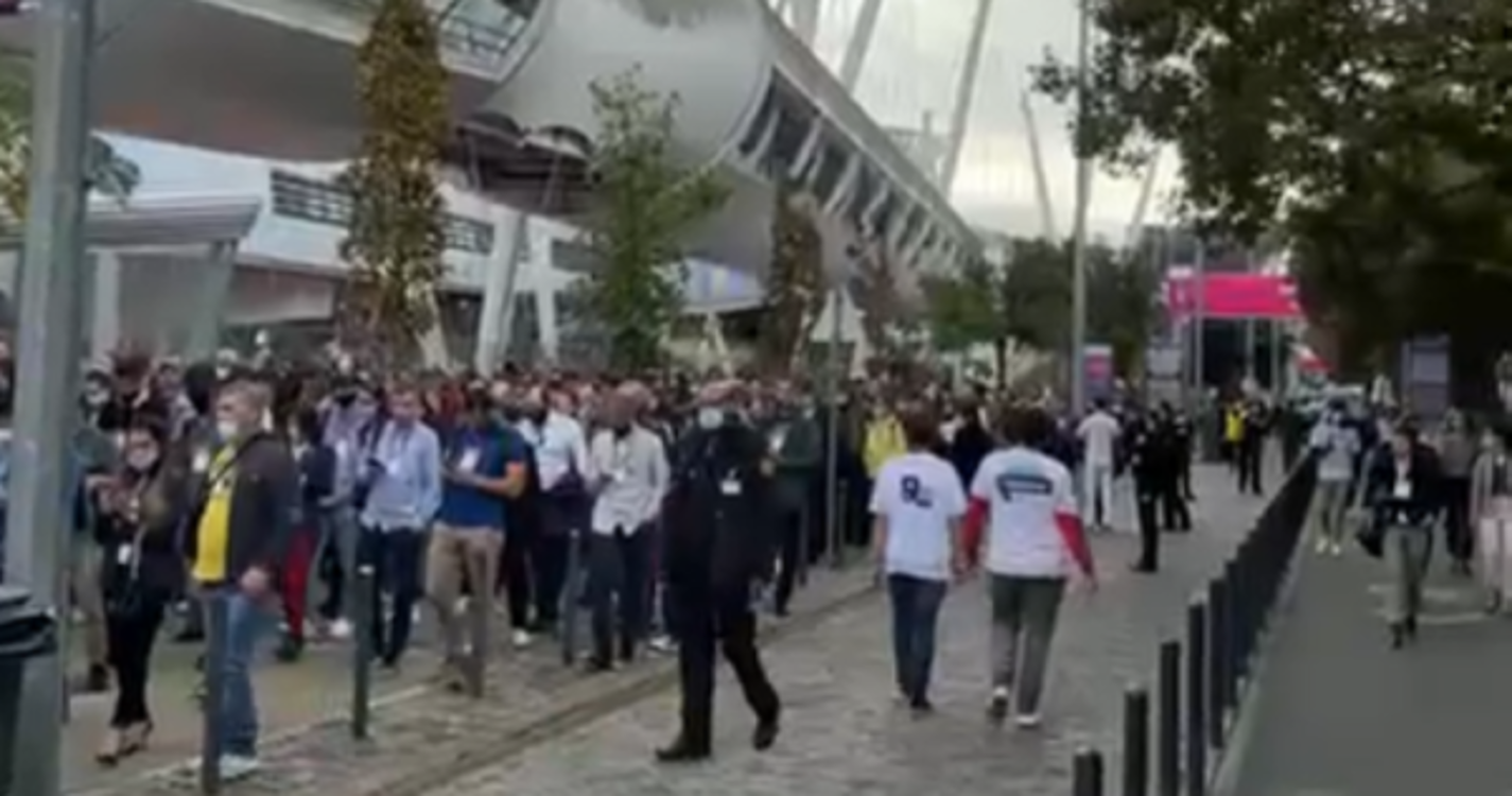 Filas intermináveis para entrar na Web Summit (com vídeo)