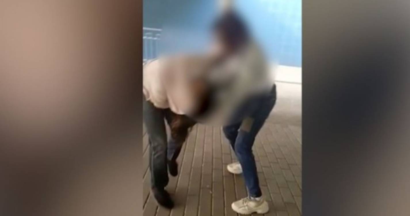 Menina de 11 anos é agredida violentamente na escola por colegas que filmam o momento (com vídeo)
