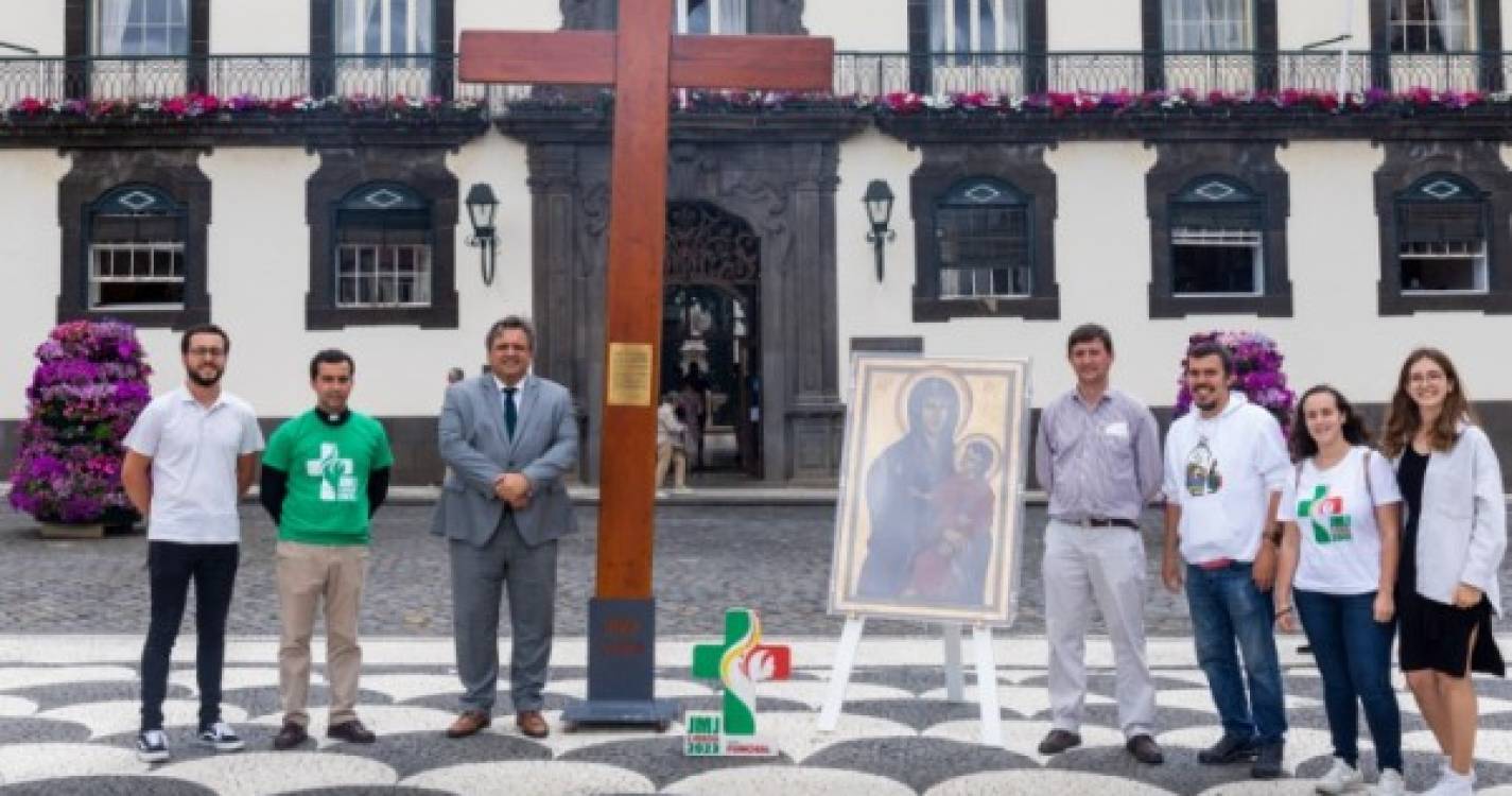 Símbolos das Jornadas Mundiais da Juventude recebidos na Praça do Município, no Funchal