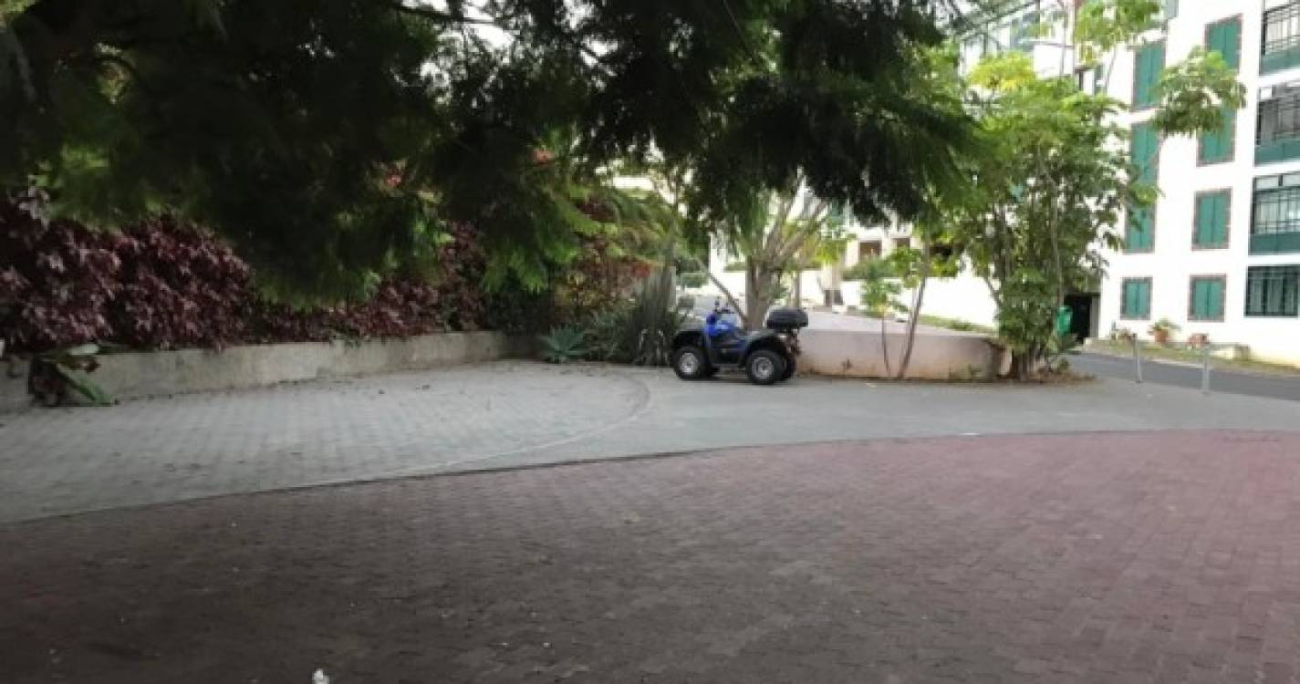Retirado estacionamento de trotinetes em área privada de prédio no Funchal após queixas