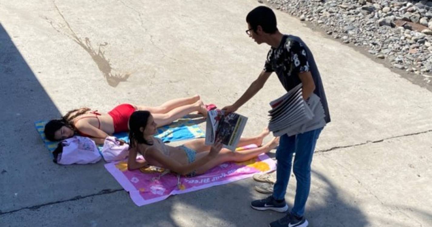 JM-FM na praia: exemplares da edição impressa distribuídos na Ribeira Brava