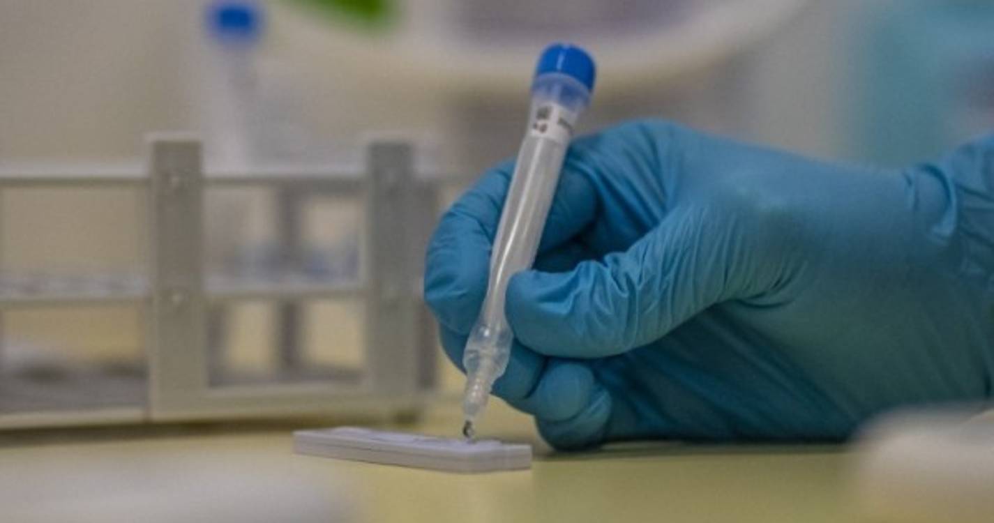 Covid-19: Investigadores norte-americanos identificam duas variantes