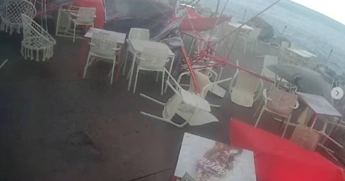 Vendaval causa estragos num bar de praia na Madalena do Mar