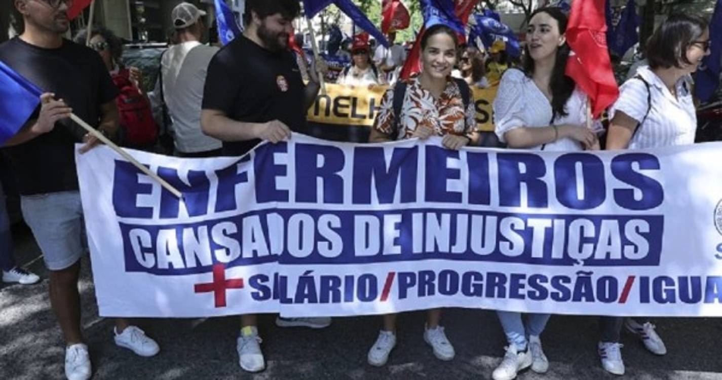 Enfermeiros manifestam-se frente ao Ministério da Saúde
