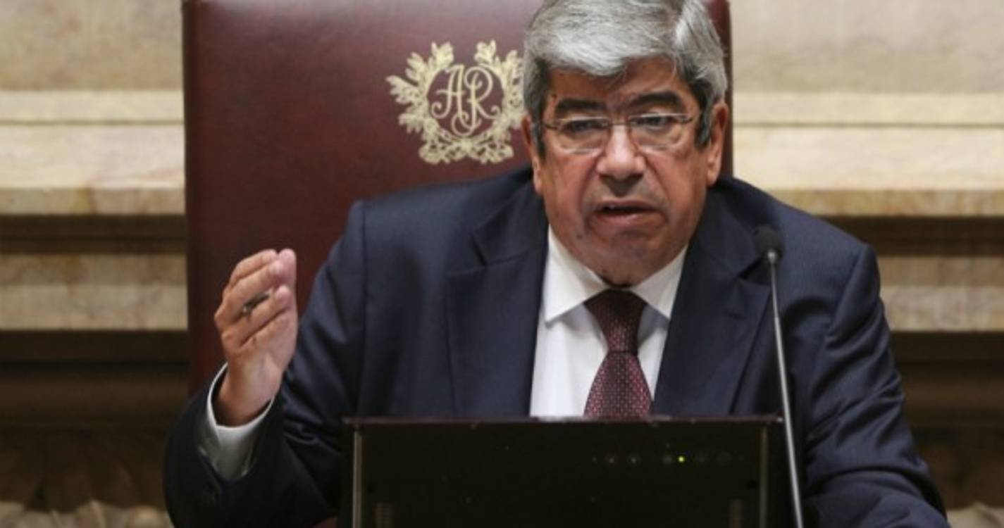 Ferro Rodrigues representa Portugal no funeral de ex-primeiro-ministro japonês