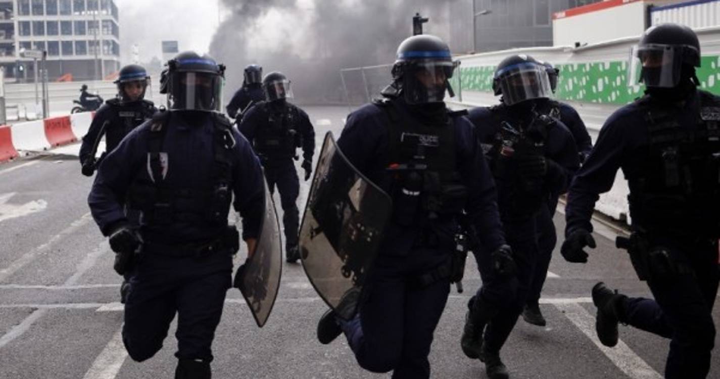 França: Mais de 700 detidos na quinta noite consecutiva de distúrbios