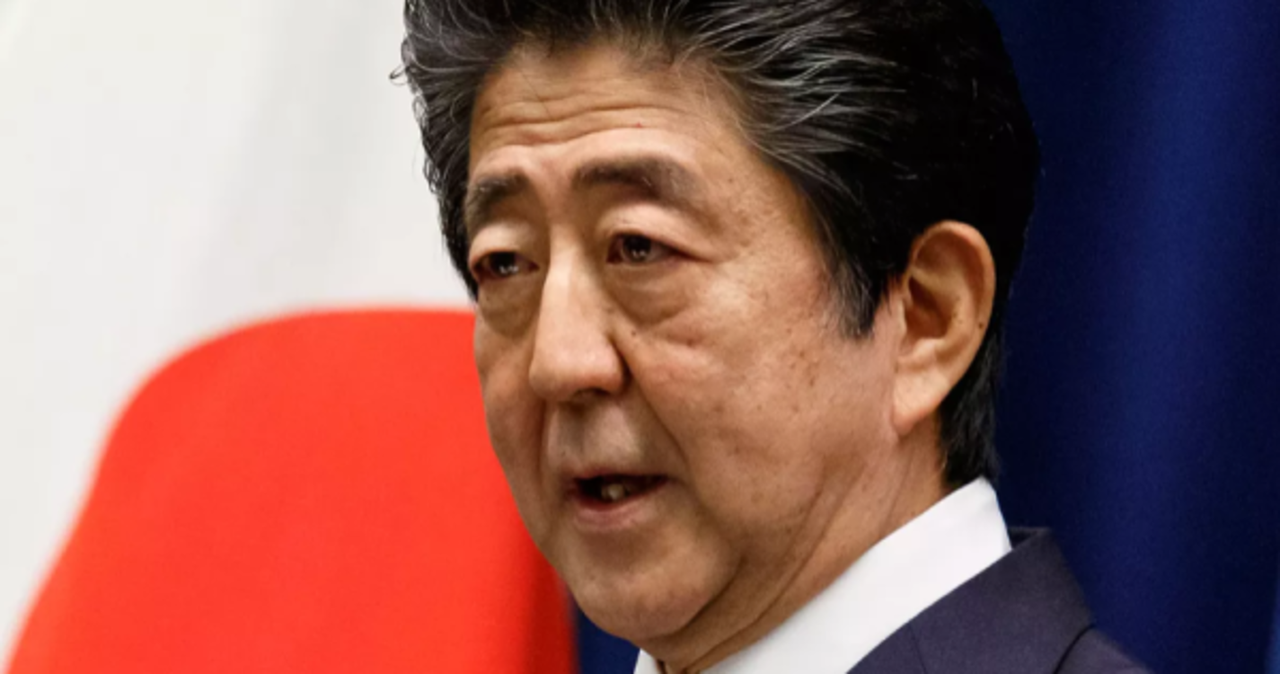 Ex-primeiro ministro japonês morre após ser atacado em comício