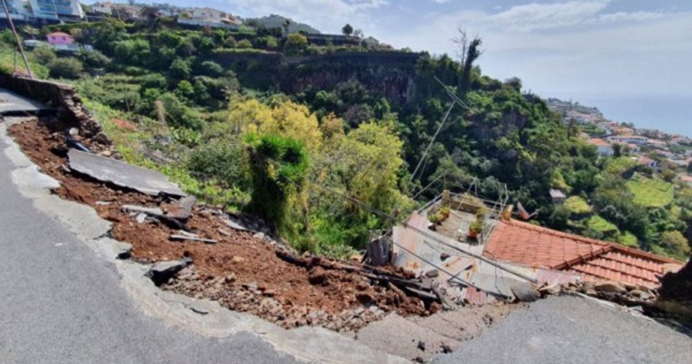 Estrada ruiu em cima de casa e moradora foi resgatada por populares