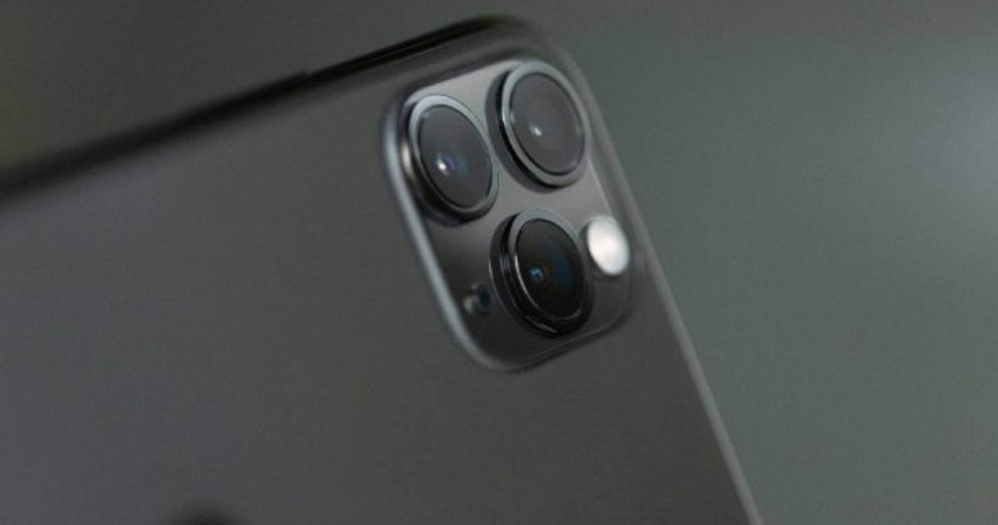 Apple atinge três biliões de dólares na bolsa de Wall Street
