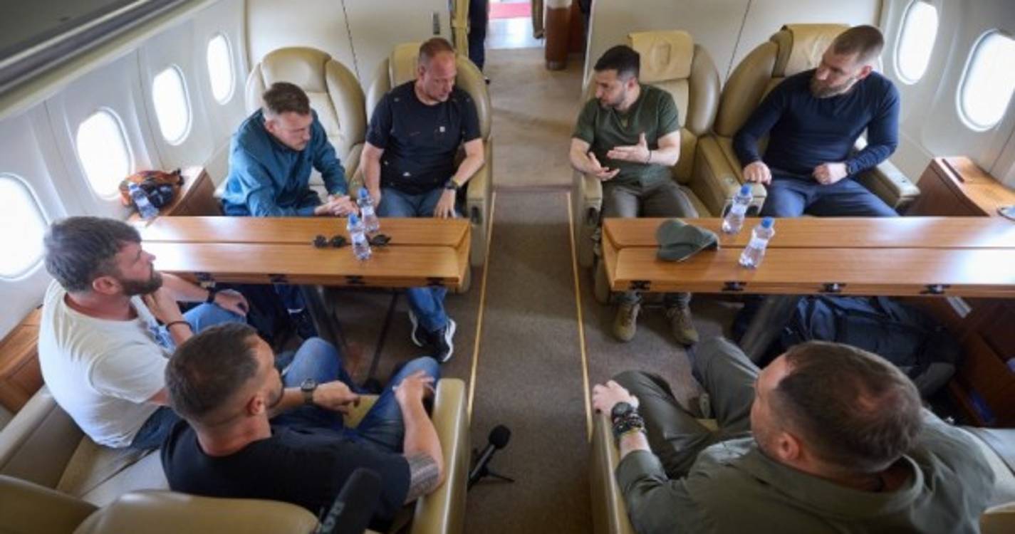 Ucrânia: Zelensky saiu de Istambul com cinco comandantes capturados em Mariupol