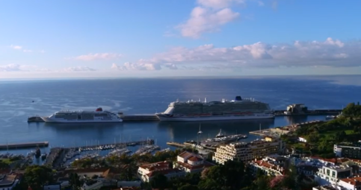 Imagens de drone mostram dimensão dos paquetes ‘Iona’ e ‘Europa 2’ no porto do Funchal (com vídeo)