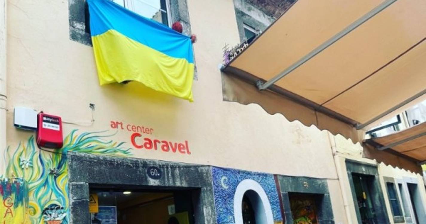 Art Center Caravel põe bandeira à janela e angaria fundos