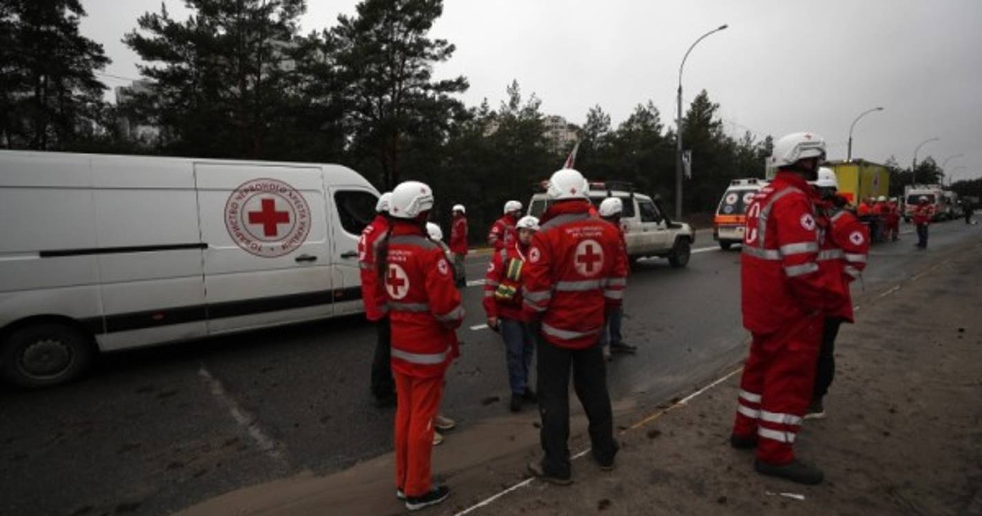 Ucrânia: Equipa da Cruz Vermelha foi "detida" perto de Mariupol