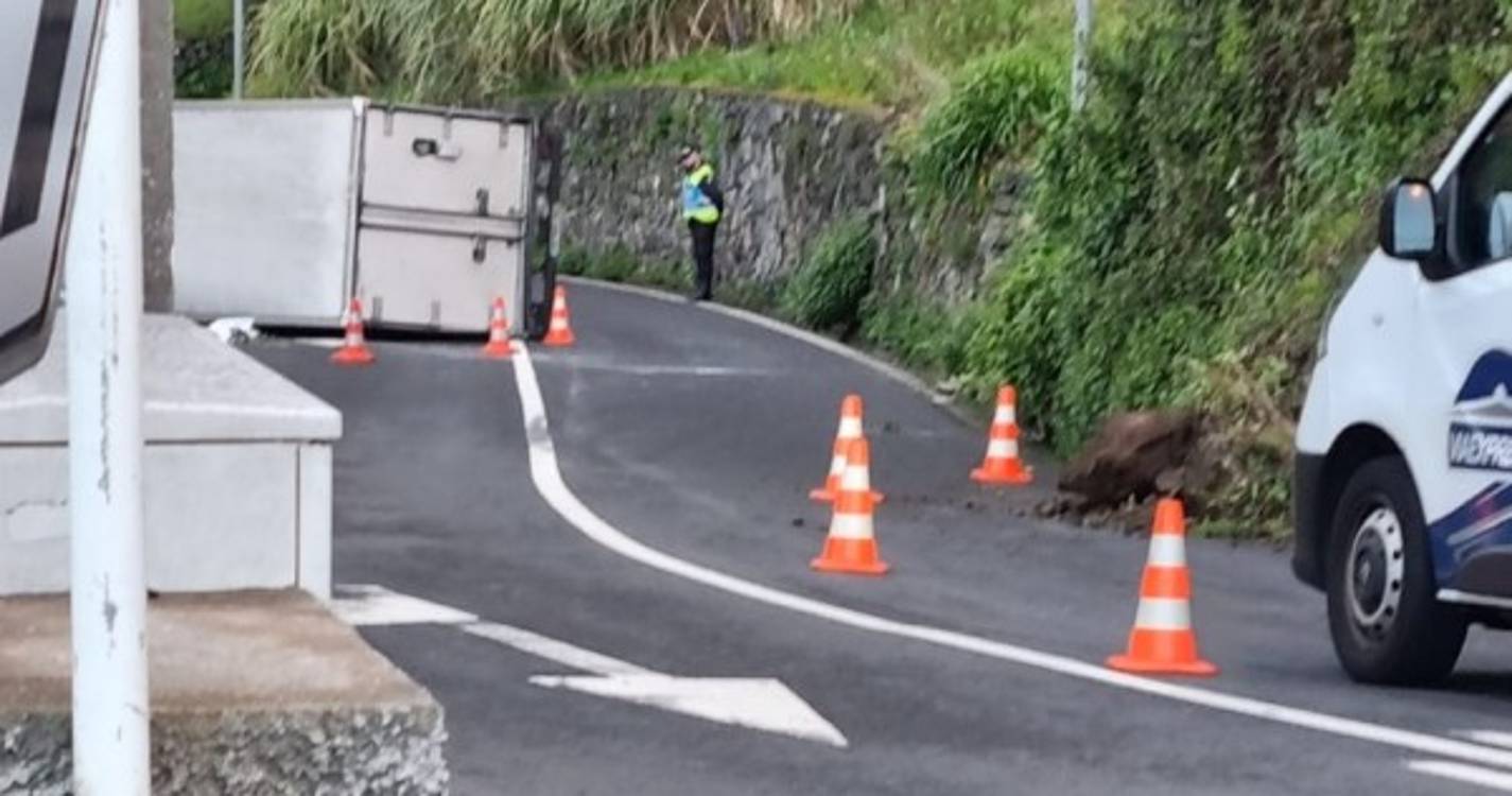 Viatura tombou ao tentar desviar-se de uma pequena derrocada no Faial (com foto)