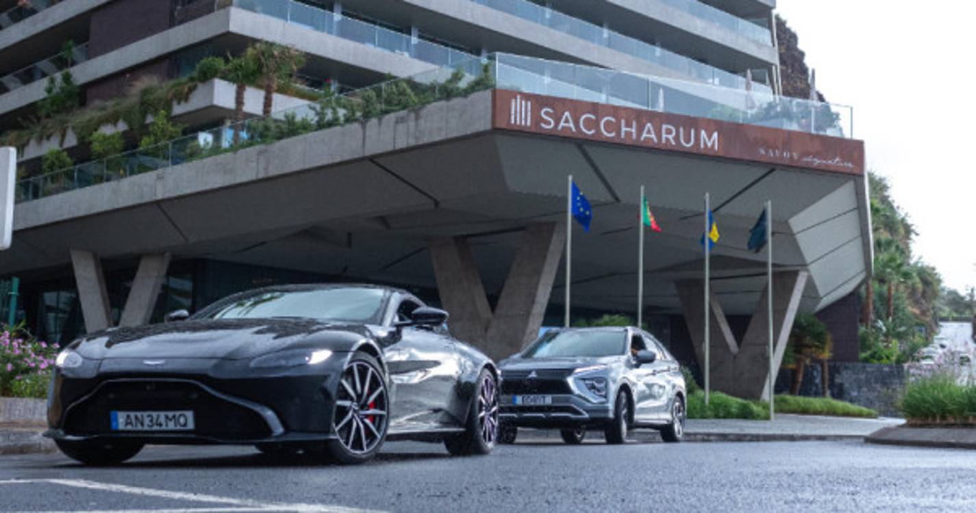 Veja as fotos da caravana de bólides da Aston Martin à saída do hotel Saccharum na Calheta