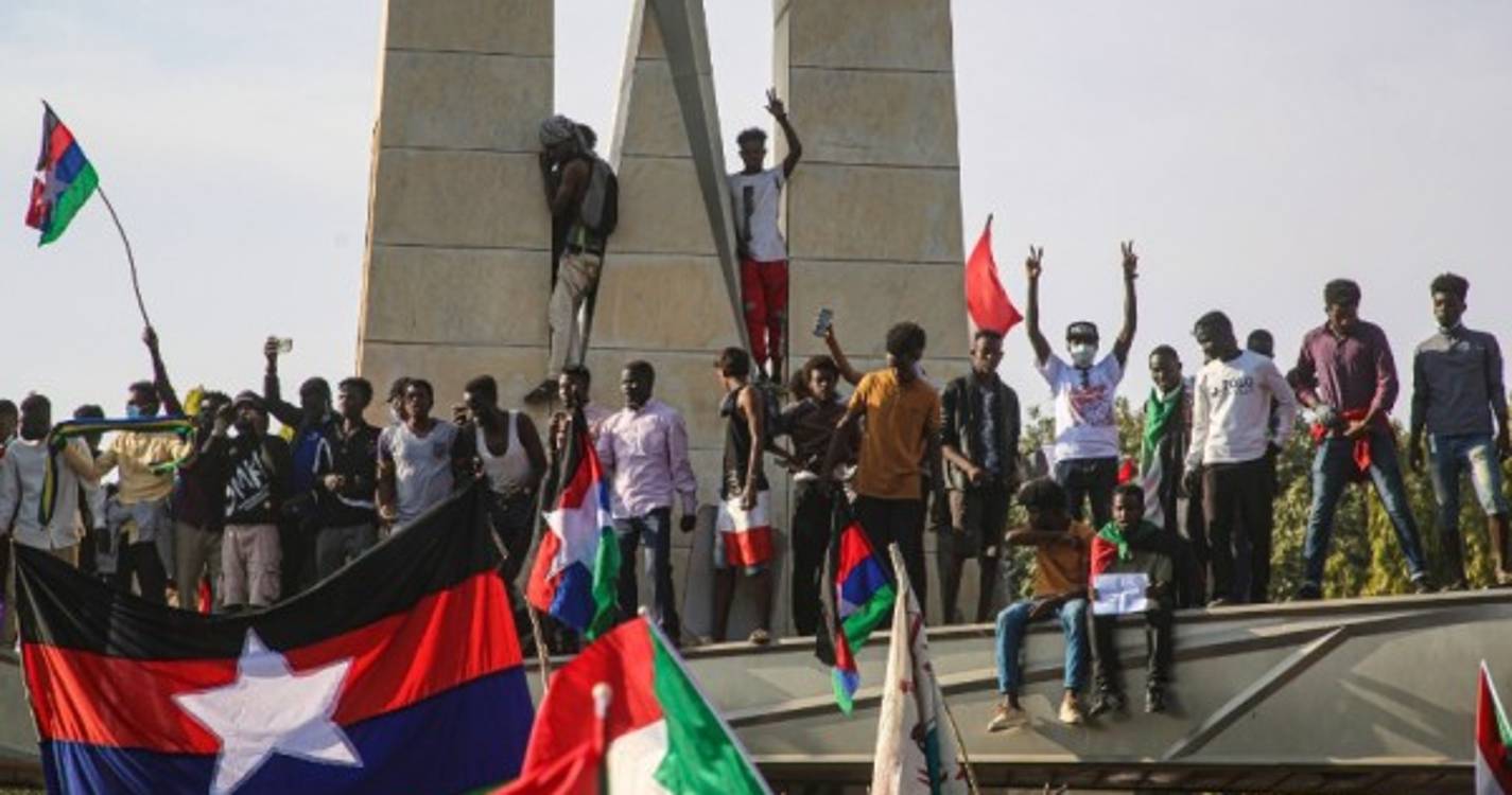 Sudanesas descem às ruas para protestar contra violações durante manifestações