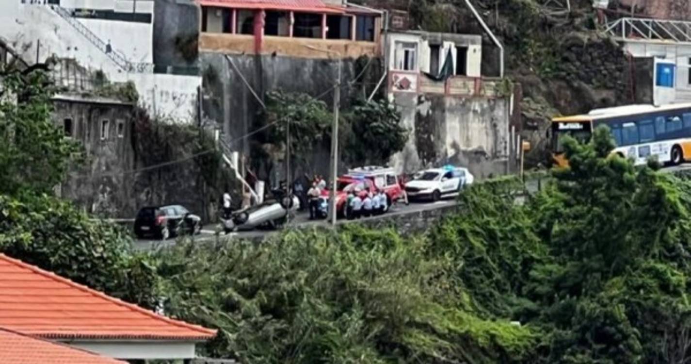 Capotamento de viatura provoca ferimentos em mulher