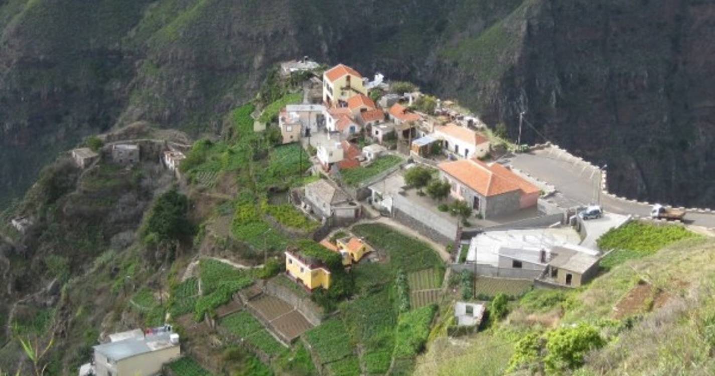 Junta de Freguesia da Ribeira Brava limpa Vereda da Eira do Mourão