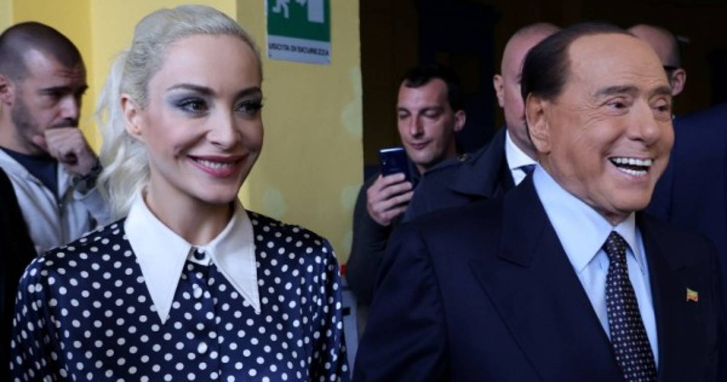 Itália: Berlusconi regressa ao parlamento nove anos depois, com a mulher