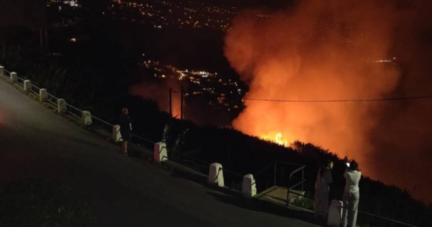 Incêndio na Ponta do Sol ameaça residências