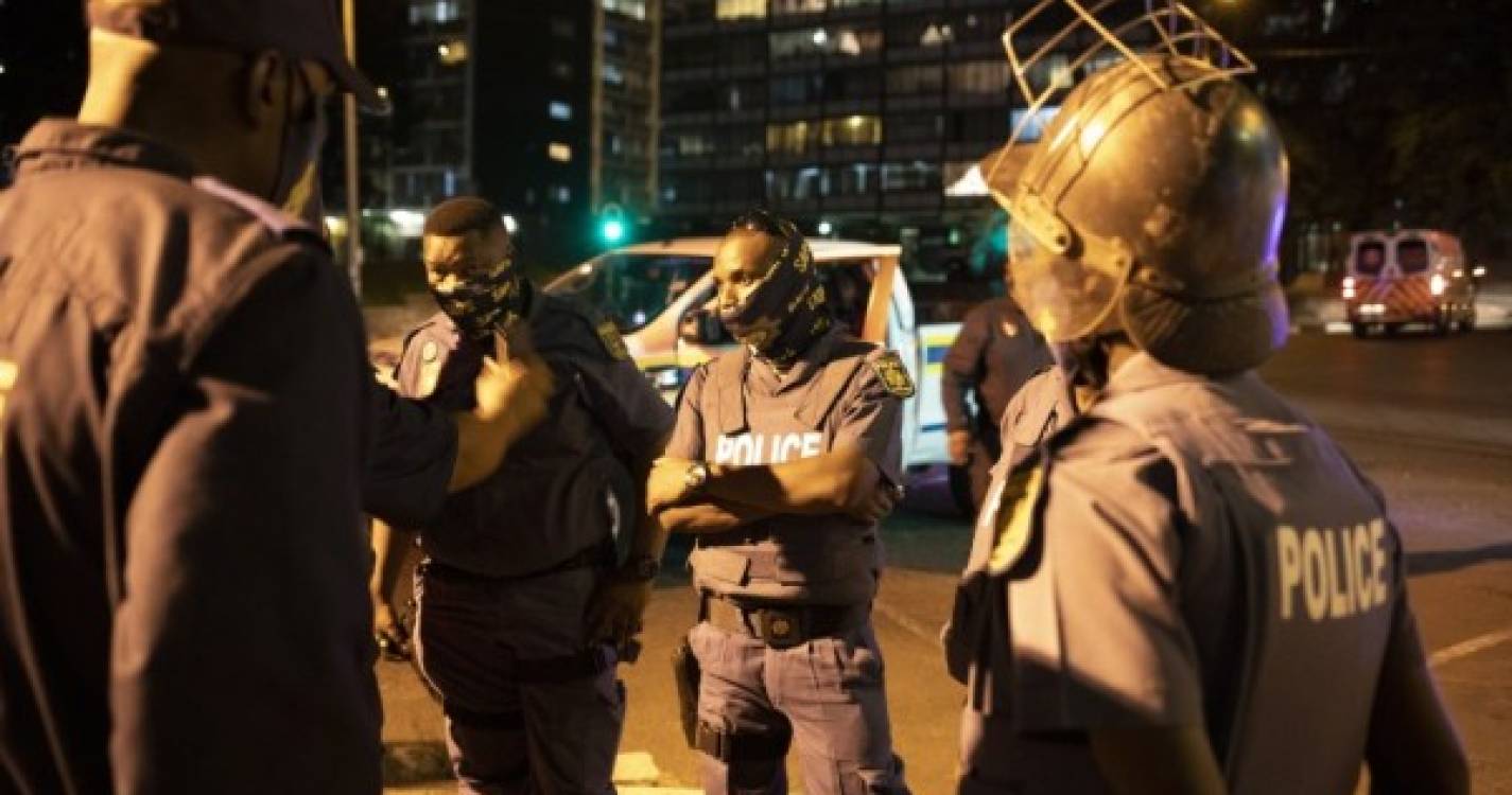 Covid-19: Doença matou mais de 600 polícias na África do Sul