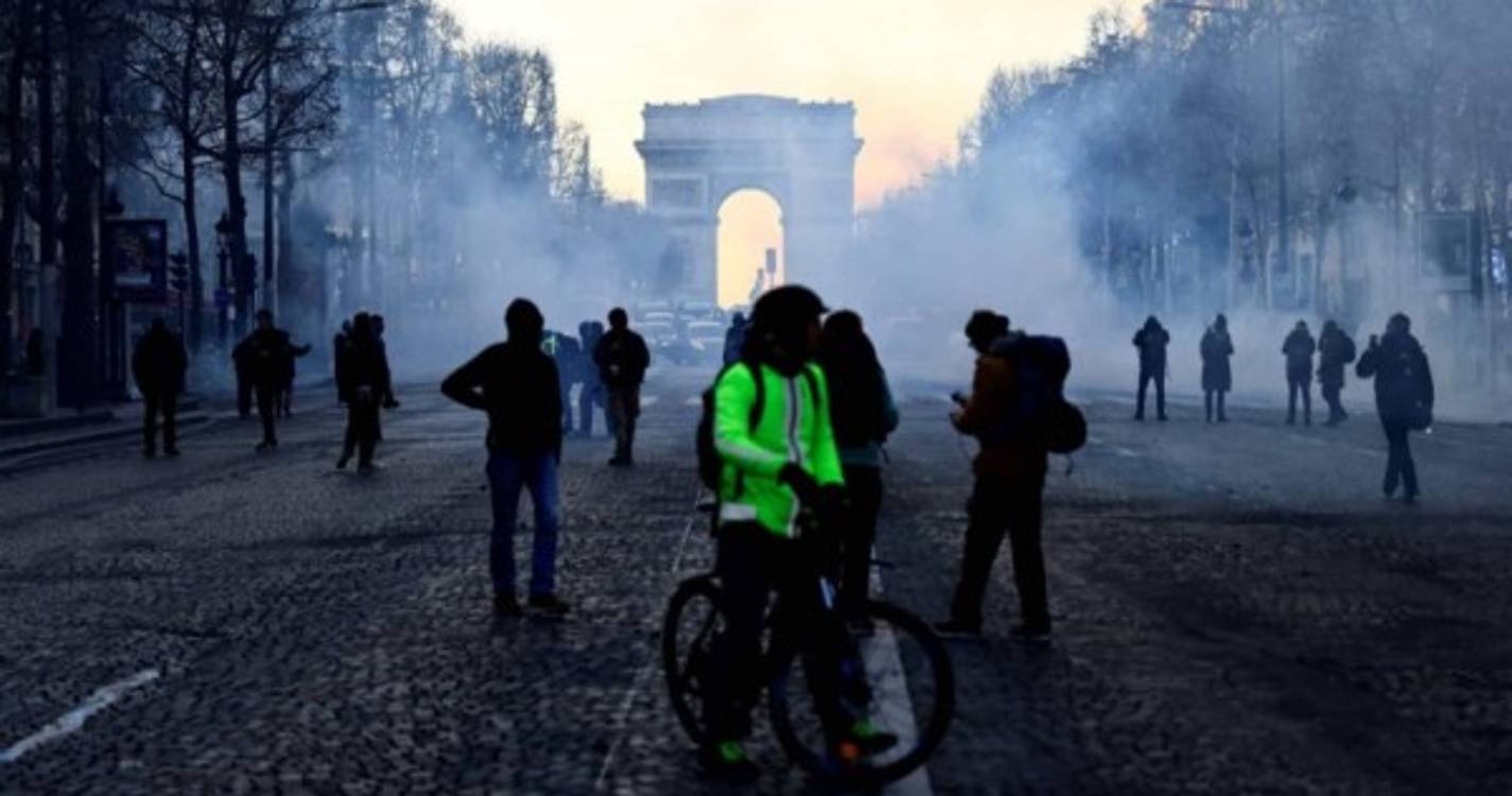 Polícia usa gás lacrimogéneo para dispersar manifestantes nos Campos Elísios