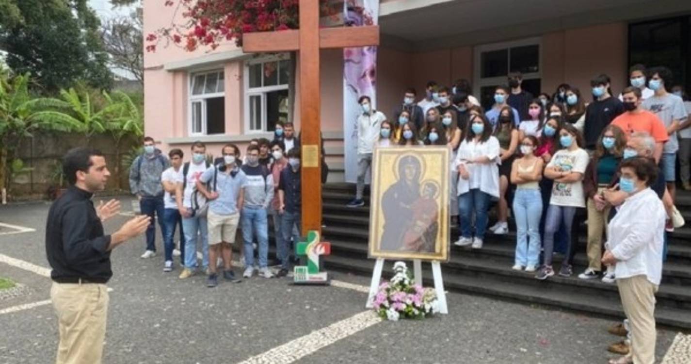 Símbolos alusivos à Jornada Mundial da Juventude em exposição no Liceu