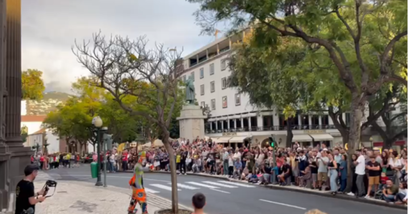 ‘Karcocha’ dá espetáculo na Avenida Arriaga (com vídeo)