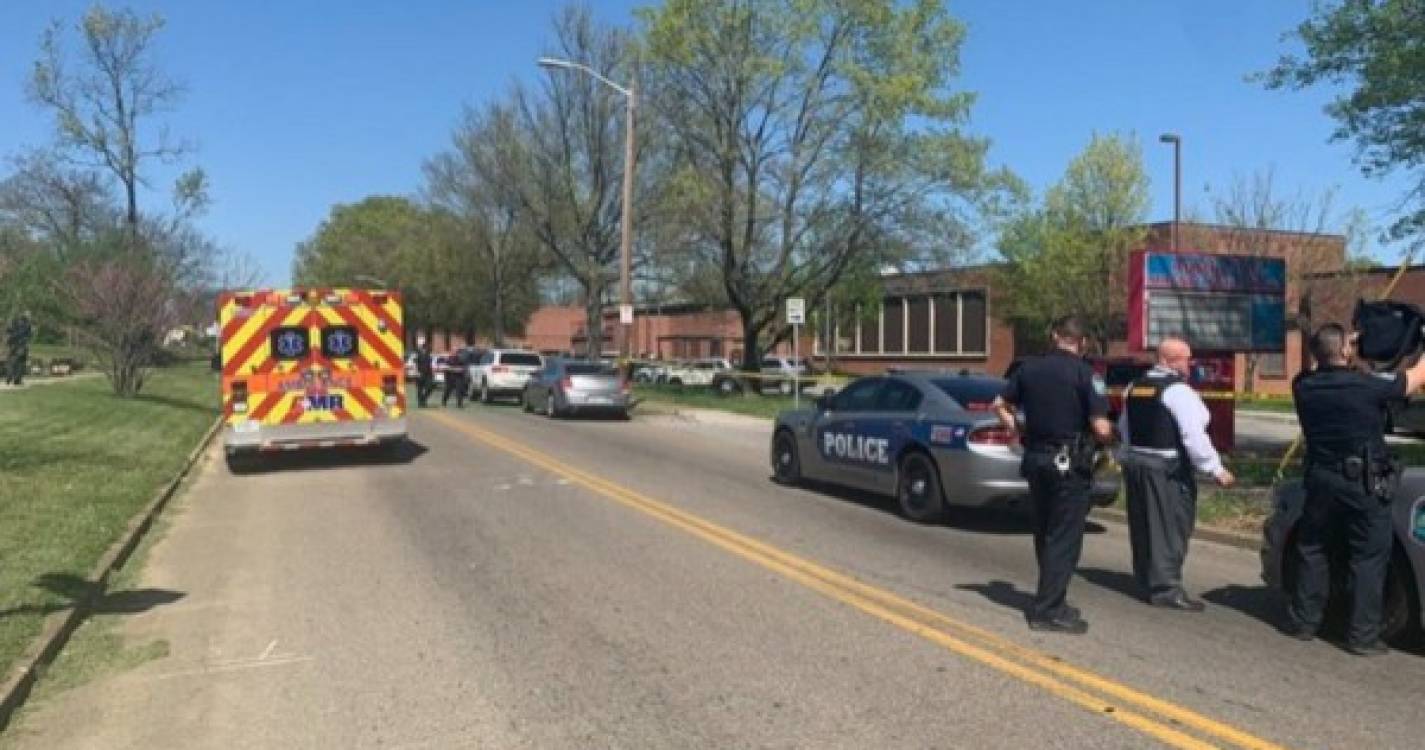Vários estudantes e um polícia feridos em tiroteio numa escola no Tennessee, EUA